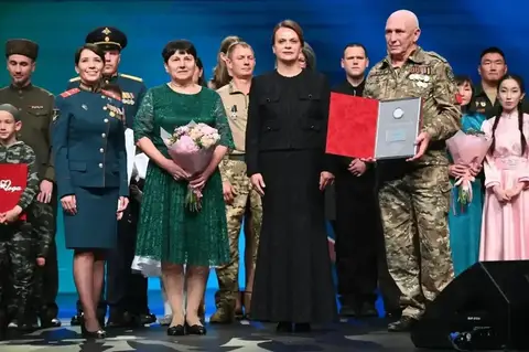 Солнцев поздравил Струевых из Кувандыка с победой в конкурсе «Семья года»