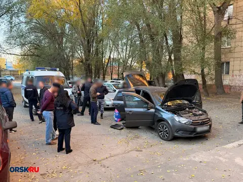 В Орске возле дома № 16А на проезде Квартальном сегодня днём собралась толпа людей