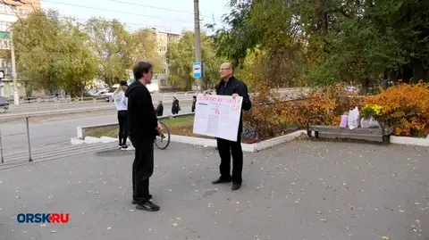В Орске пенсионер вышел на одиночный пикет против повышения тарифов ЖКХ