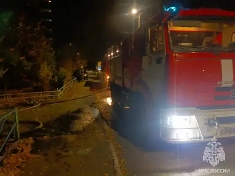 Один человек пострадал, ещё троих спасли: в Орске произошёл пожар в многоквартирном доме