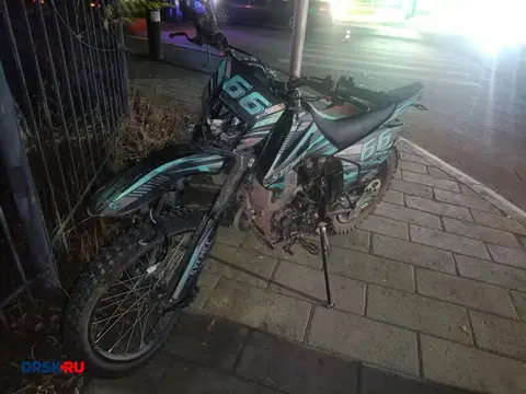 16-летний подросток на питбайке пострадал после столкновения с автомобилем Dodge Intrepid в Орске