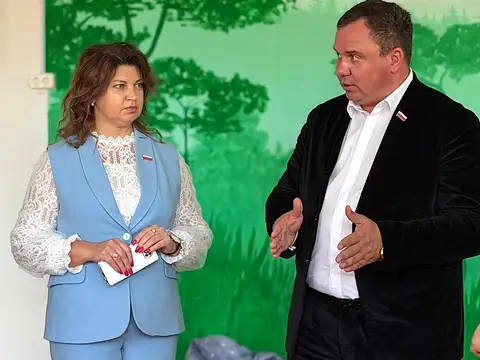 Депутаты Павел Такмаков и Марина Зорина передали учебные пособия Коррекционной школе
