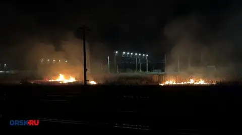 Около железнодорожных путей в Орске загорелась сухая трава