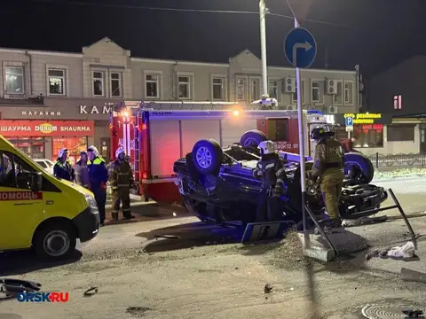 На месте ДТП с внедорожником до сих пор разбитые стёкла и повреждённый забор