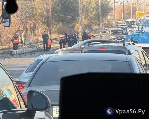 Пробка в районе ОЗТП, на земле лежит столб: В Орске на «Ключе» произошло ДТП