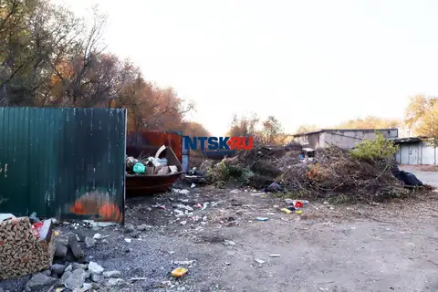 Огромная несанкционированная свалка образовалась между больницей и гаражным кооперативом
