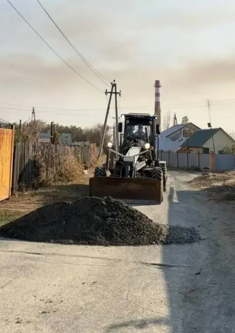 В Орске взялись за грунтовые дороги частного сектора: грейдер прошёл по десяткам улиц
