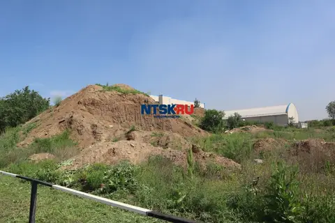 Кучи земли за городским рынком скоро вывезут