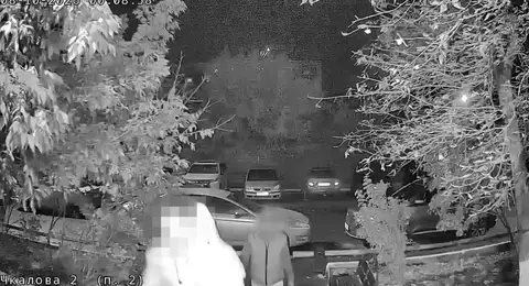 В Оренбурге на улице Чкалова молодые люди ночами выламывают двери, чтобы проникнуть в подъезд