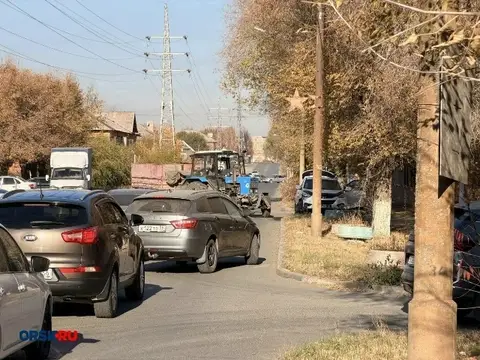 На улице Новосибирской трактор столкнулся с иномаркой