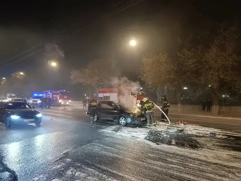 В Оренбурге на улице Чичерина загорелся автомобиль