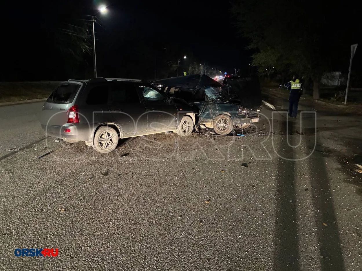 ❗Стали известны подробности ДТП на улице Азовской в Орске. Напомним, столкнулись «четвёрка» и «Лада Калина».