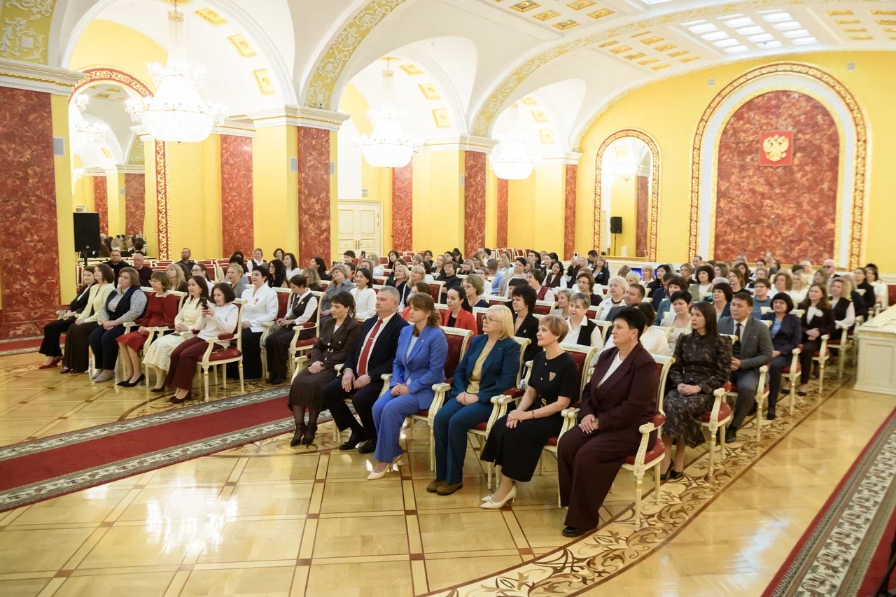 В канун Дня учителя в Правительстве области чествовали лучших педагогов Оренбуржья. Губернатор Евгений Солнцев вручил премии: 100 учителей получили губернаторские награды, а ещё 18 педагогов были удос — фото 3