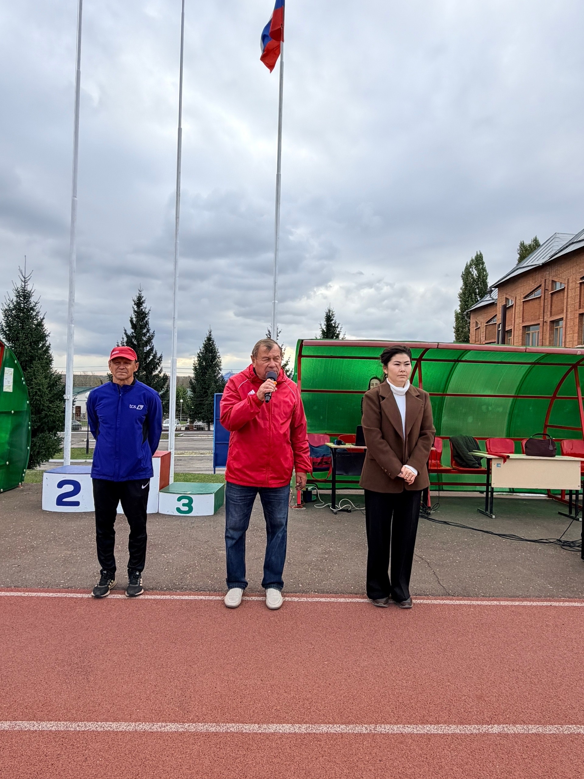 1 октября на стадионе «Нефтяник» состоялось первенство города Бугуруслана по эстафетному бегу «Золотая осень» среди СОШ и ССУЗ.