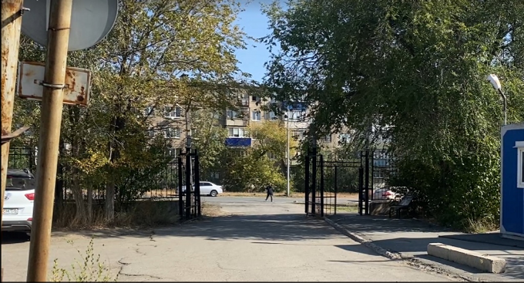 Маленькая парковка, собаки и один вход: что не так у детской поликлиники Новотроицка — фото 2