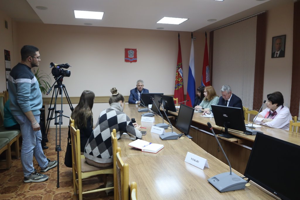 В Новотроицке состоялась пресс-конференция врип главы МО Олега Папунина