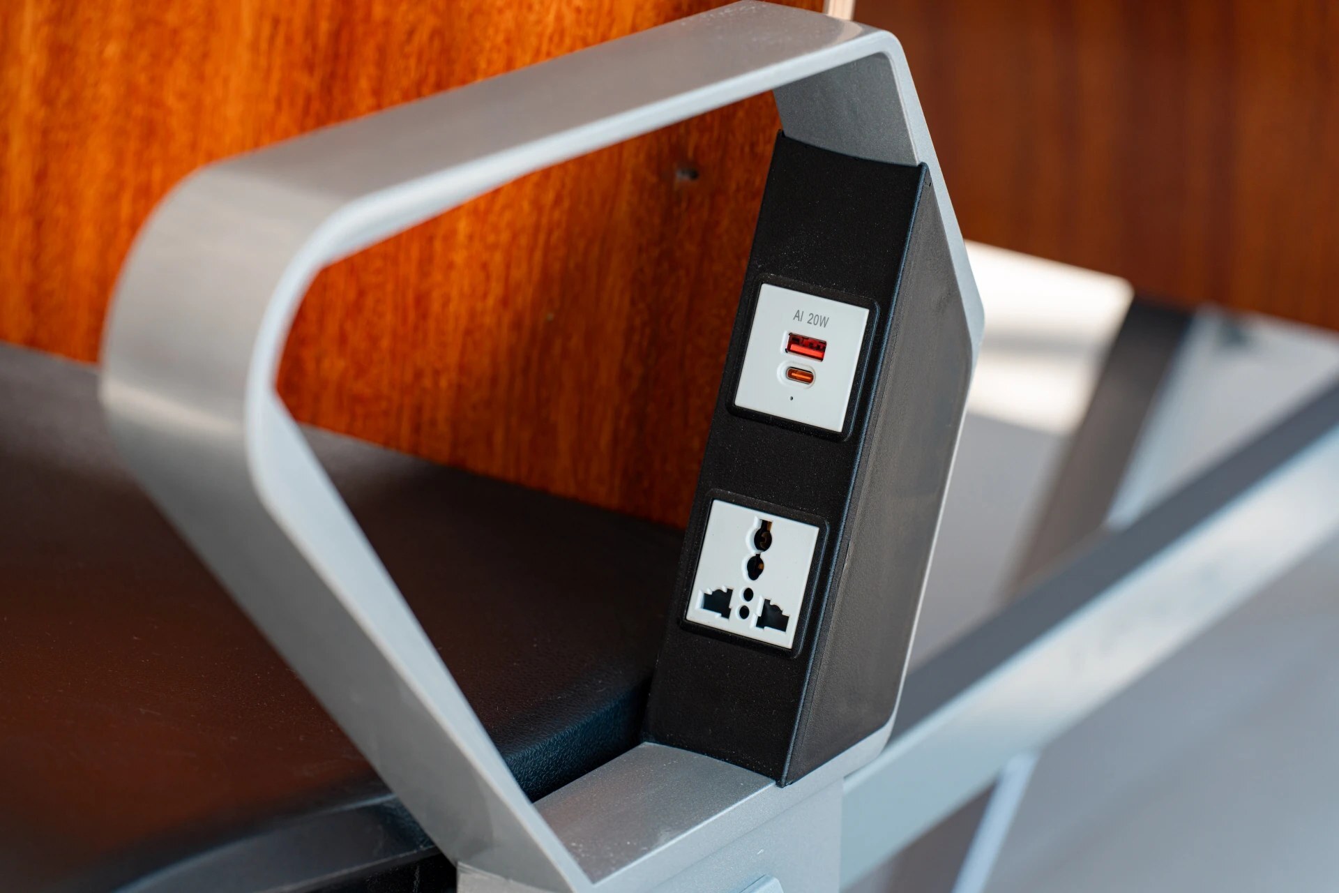 В аэропорту Оренбурга появились кресла с USB-портами и розетками — фото 3
