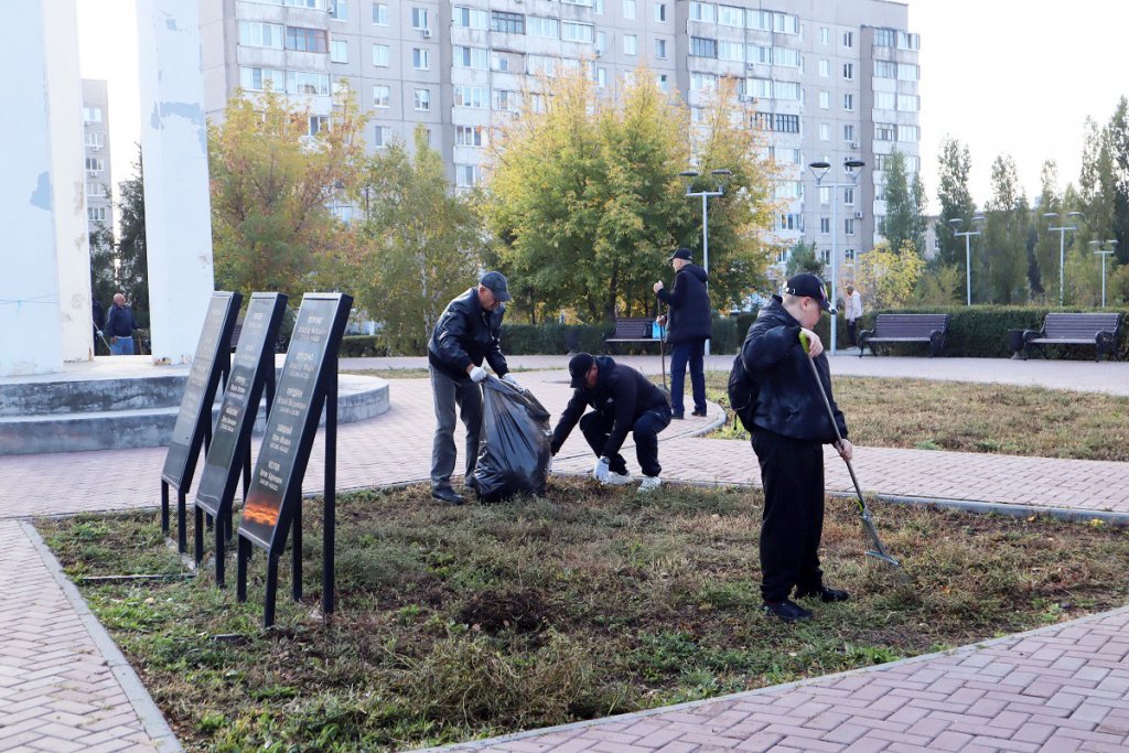 Ветераны «Боевого братства» Новотроицка навели порядок в сквере «Воинов-интернационалистов» — фото 2