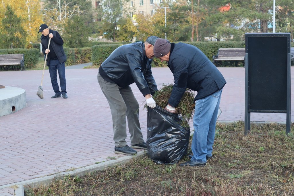 Ветераны «Боевого братства» Новотроицка навели порядок в сквере «Воинов-интернационалистов» — фото 4