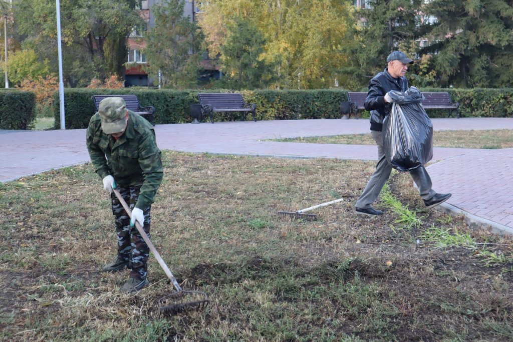 Ветераны «Боевого братства» Новотроицка навели порядок в сквере «Воинов-интернационалистов» — фото 3