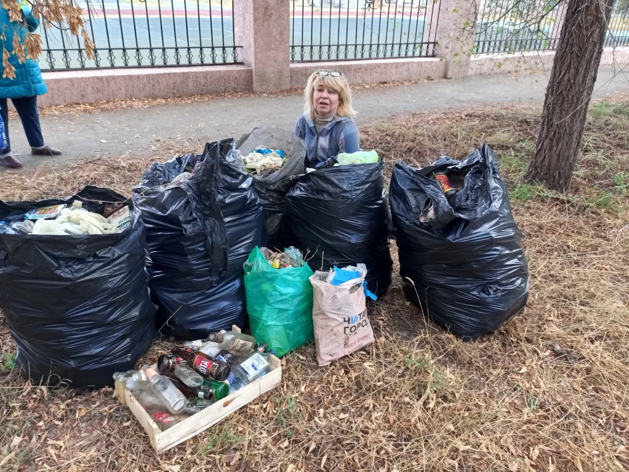 Вместо музыки — уборка мусора: юные виолончелисты Орска очистили улицу Радостева — фото 5