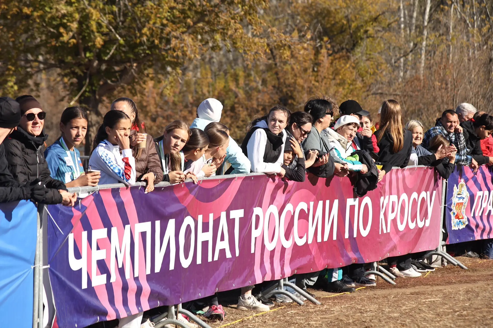 Более 200 легкоатлетов из 39 регионов России вышли на старт кросса в Оренбурге — фото 2