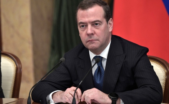 На всех объявлена охота: Медведев предостерег россиян от поездок за границу