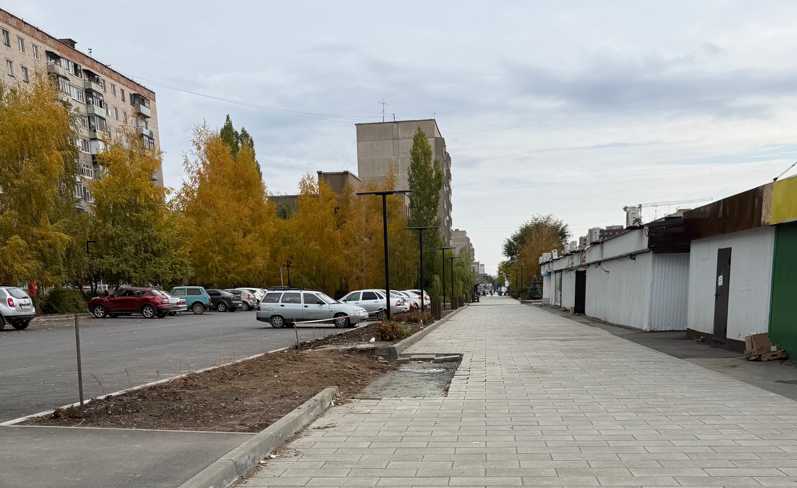 Втрой пост (надежда не умирает)по дефекту прогулочной зоны на остановке Новотроицк .Ларек овощной переехал на пару метров ближе к остановке ,а дыра от него осталась .Плитка вокруг нее разваливаться на