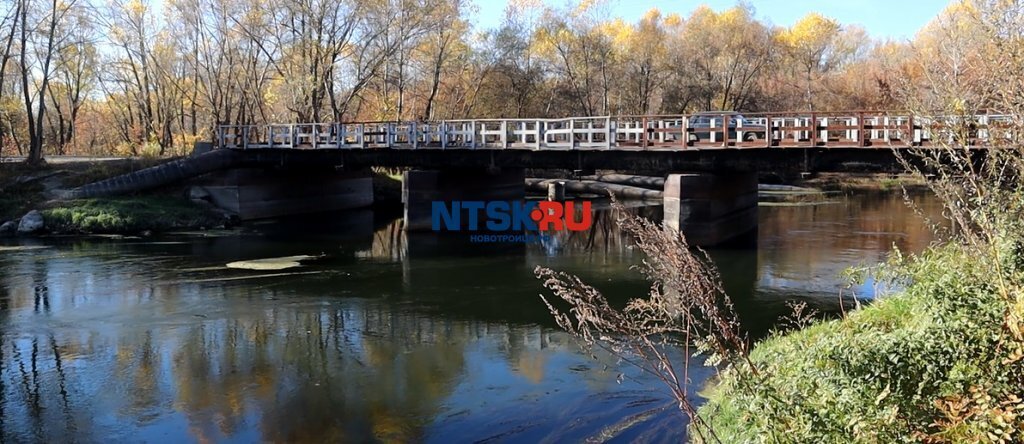Урал в районе двух мостов у Новотроицка резко обмелел — фото 1