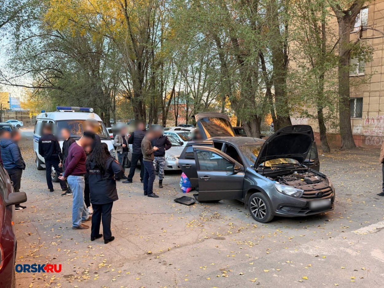 В Орске возле дома № 16А на проезде Квартальном сегодня днём собралась толпа людей — фото 1