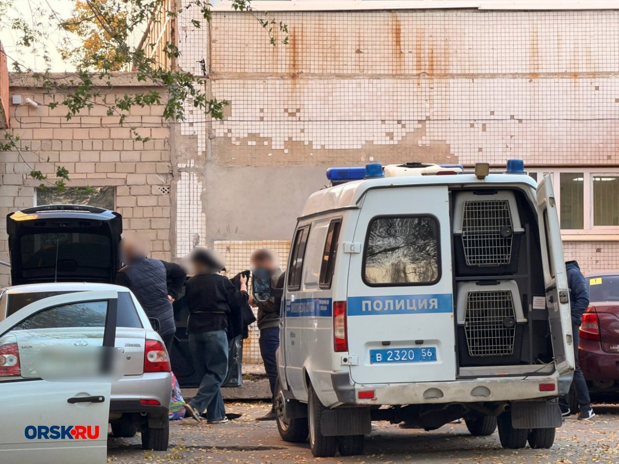 В Орске возле дома № 16А на проезде Квартальном сегодня днём собралась толпа людей — фото 3