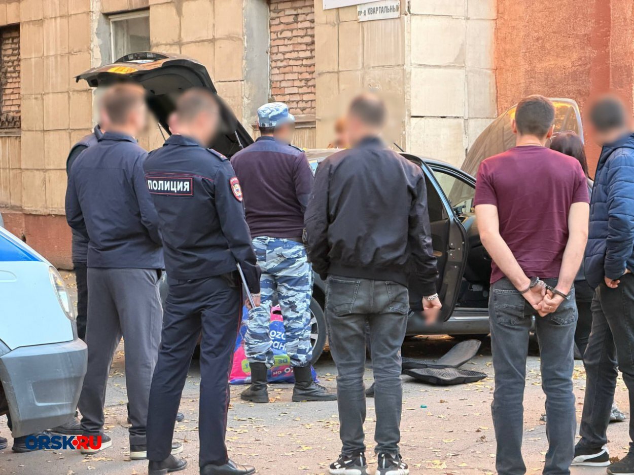 В Орске возле дома № 16А на проезде Квартальном сегодня днём собралась толпа людей — фото 2
