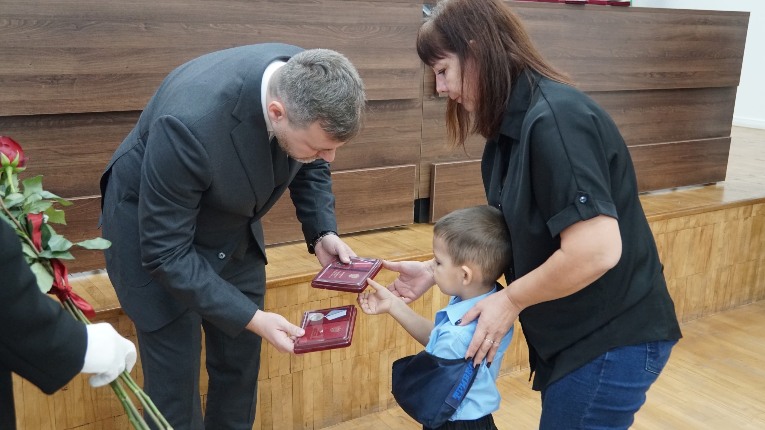 Передал на хранение государственные награды родным погибших участников специальной военной операции — фото 3