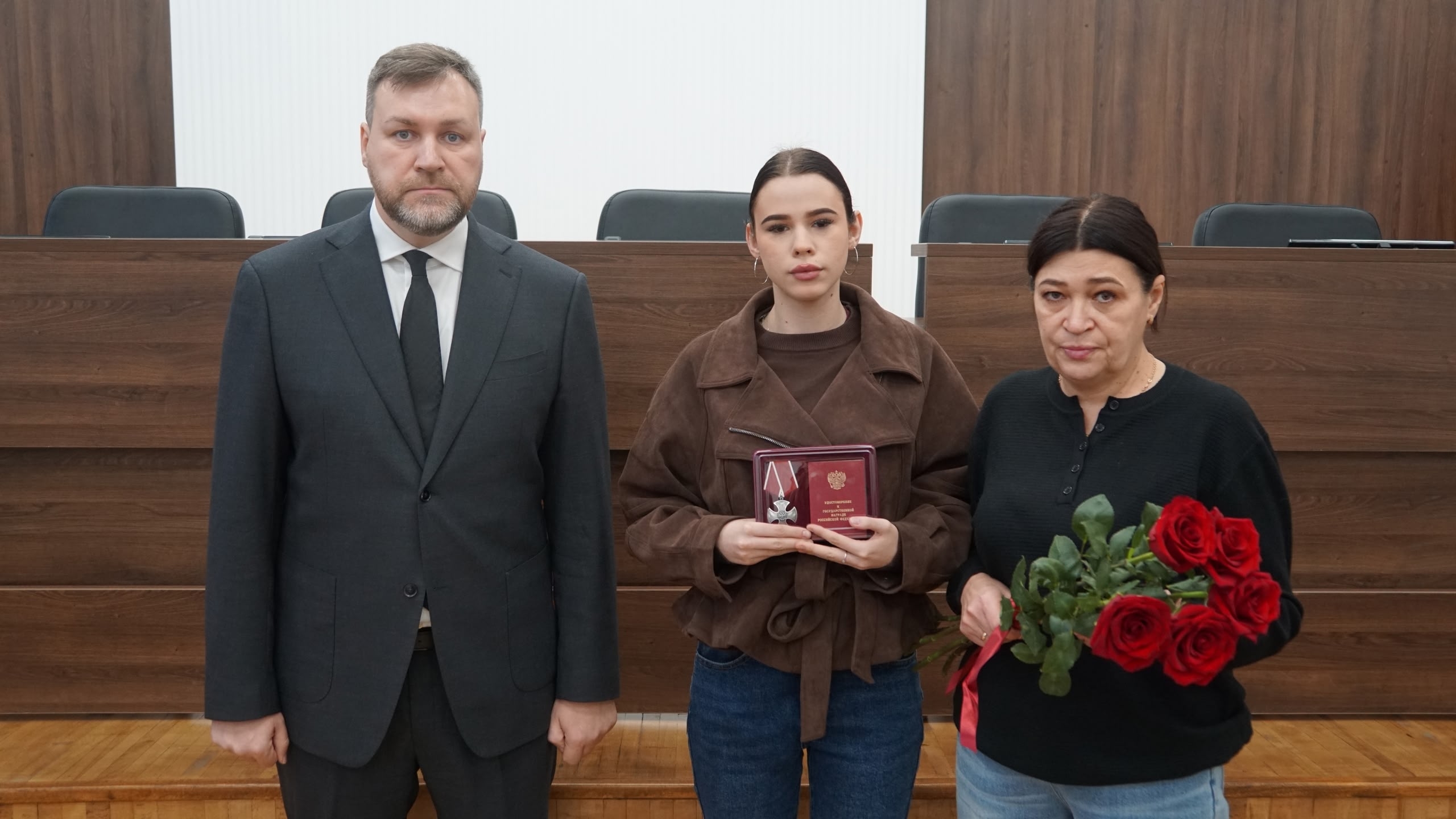 Передал на хранение государственные награды родным погибших участников специальной военной операции — фото 2