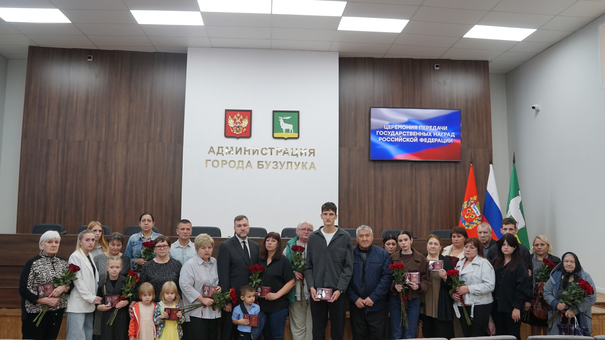 Передал на хранение государственные награды родным погибших участников специальной военной операции — фото 10