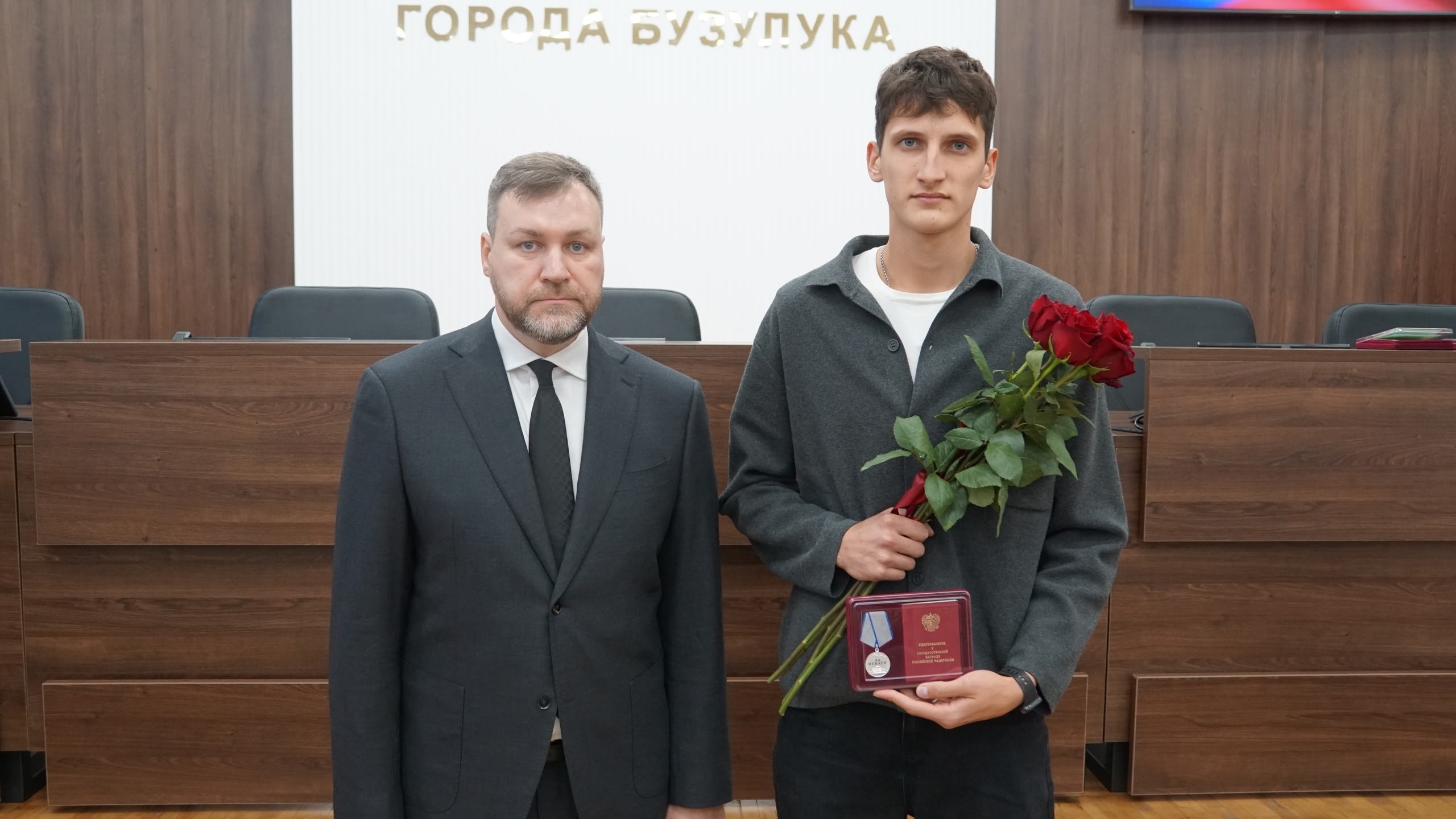 Передал на хранение государственные награды родным погибших участников специальной военной операции — фото 1