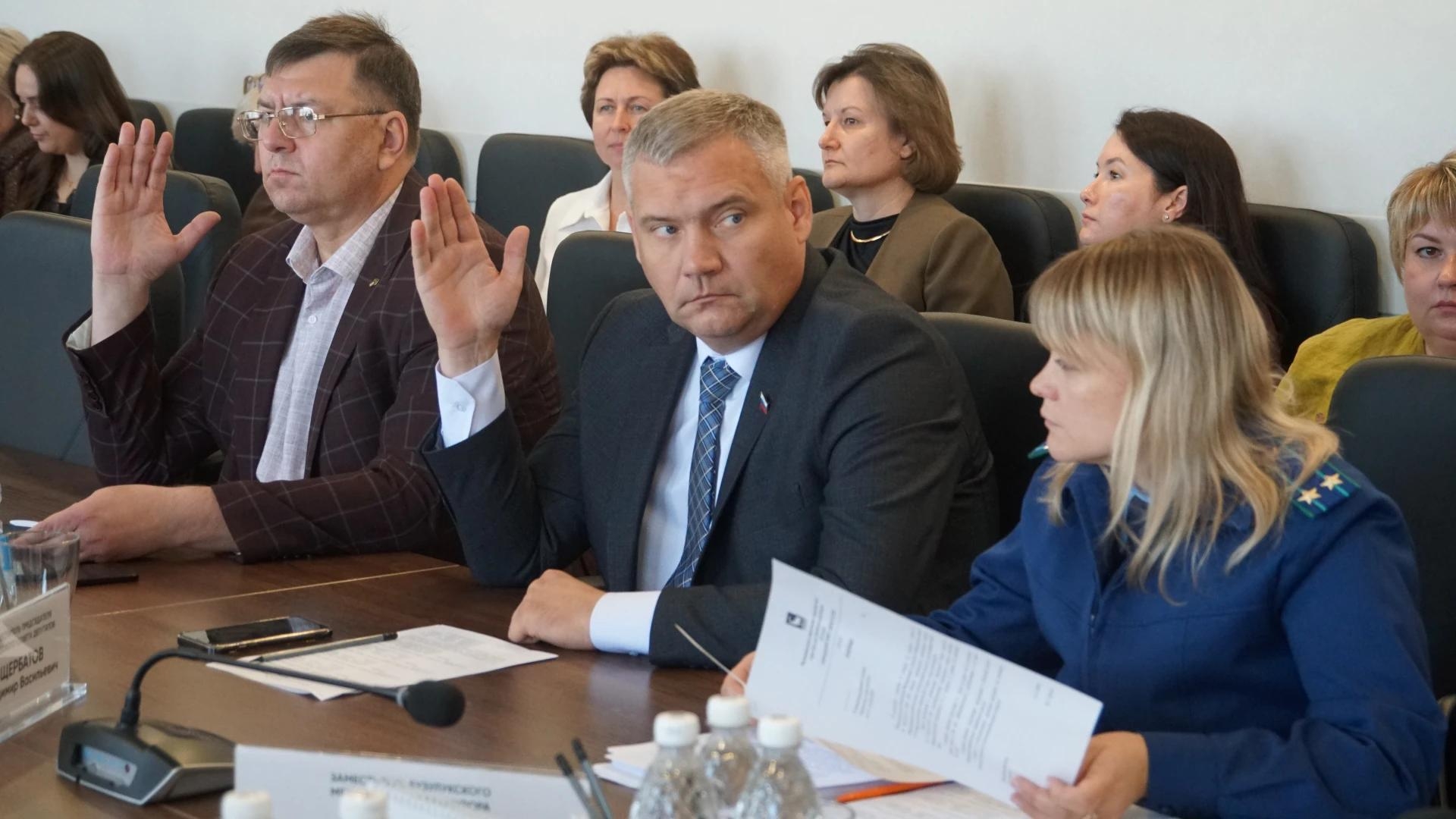 На заседании городского Совета депутаты приняли ряд важных для города решений — фото 4