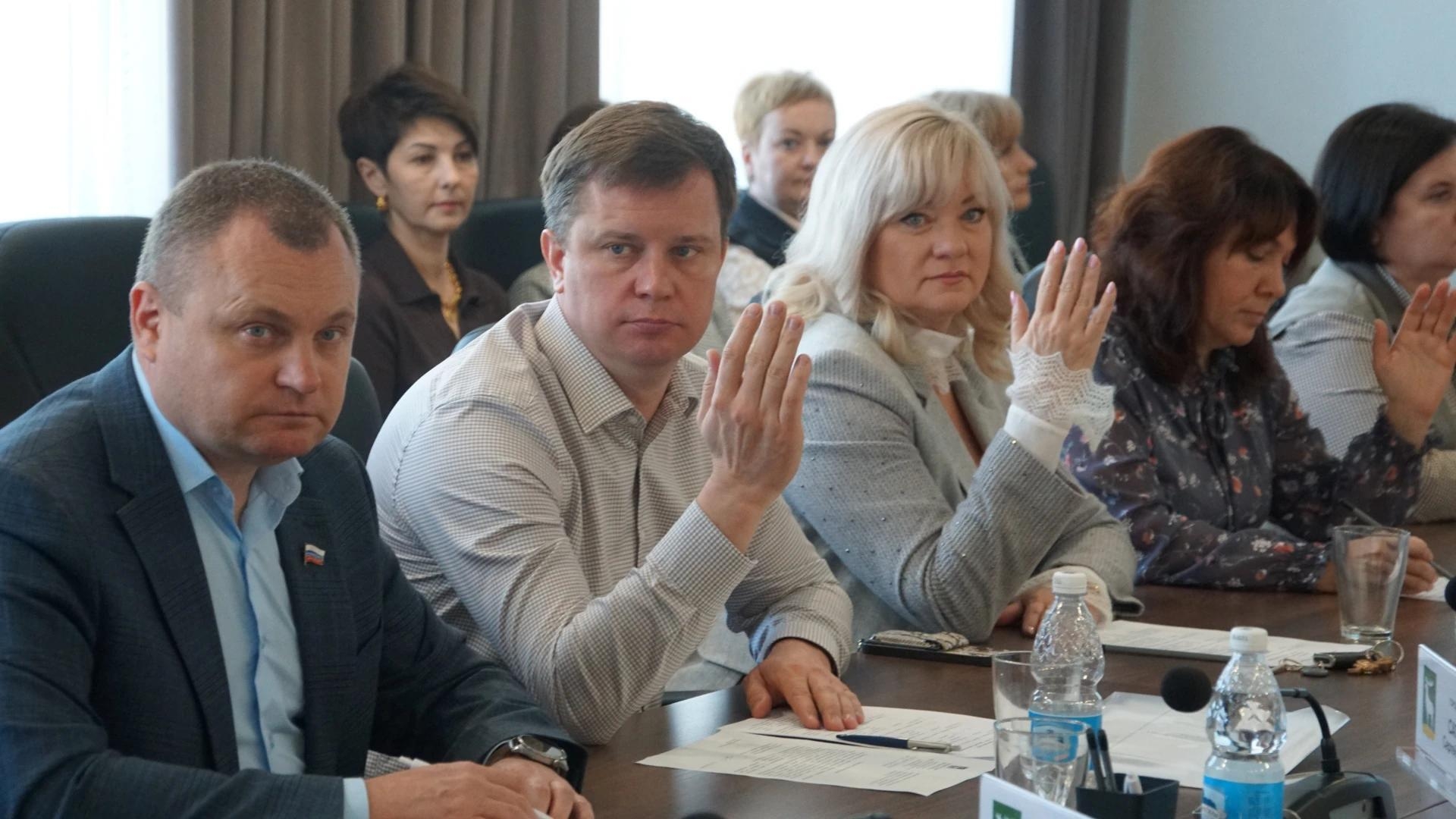 На заседании городского Совета депутаты приняли ряд важных для города решений — фото 6