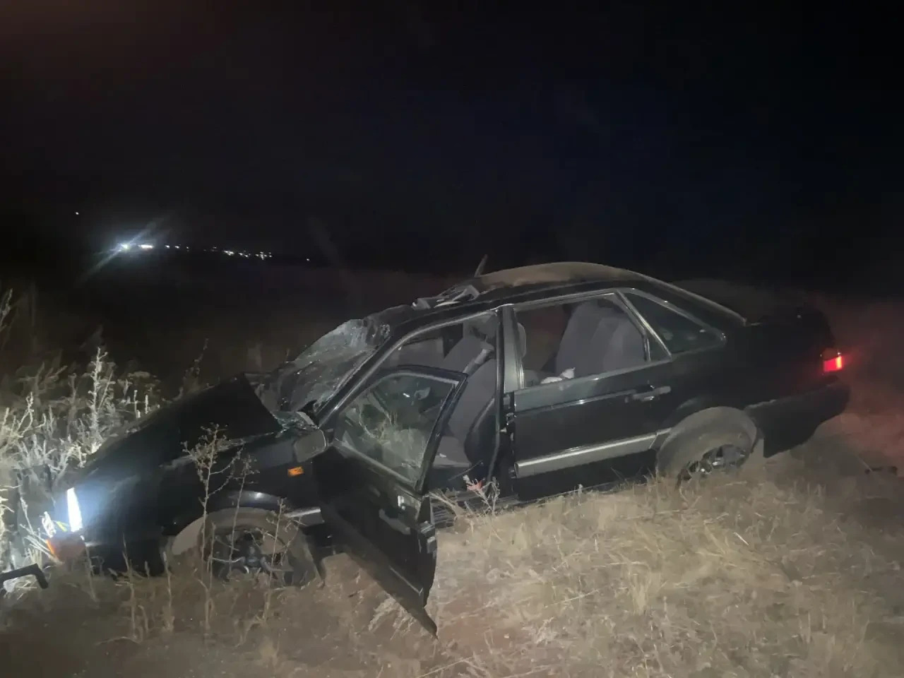 ДТП в Октябрьском районе: автомобиль опрокинулся в кювет, двое пассажиров госпитализированы