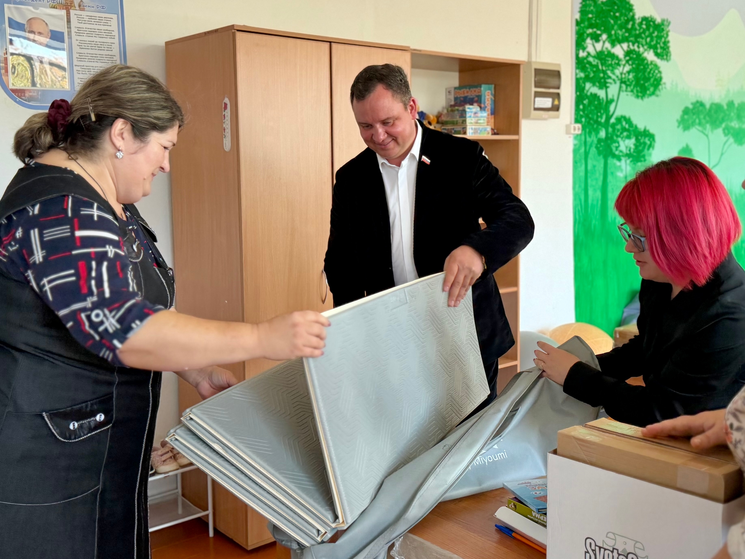 Депутаты Павел Такмаков и Марина Зорина передали учебные пособия Коррекционной школе — фото 3
