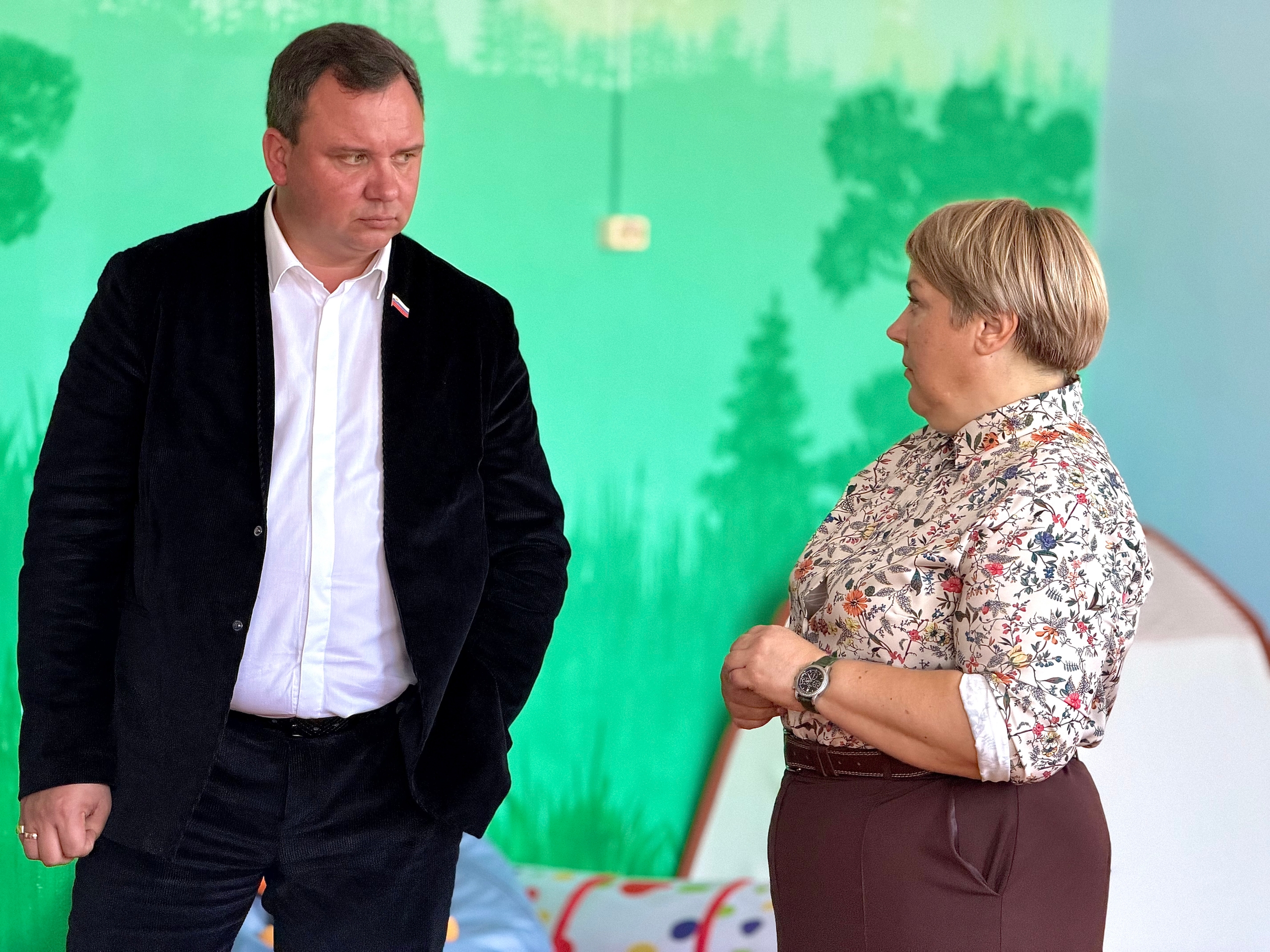 Депутаты Павел Такмаков и Марина Зорина передали учебные пособия Коррекционной школе — фото 2