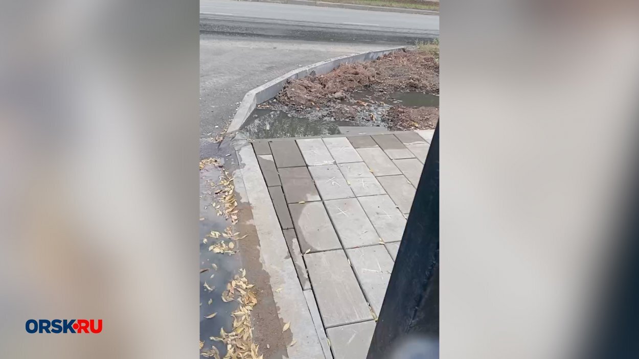 В Орске из колодца возле Центрального парка льётся вода и топит здание