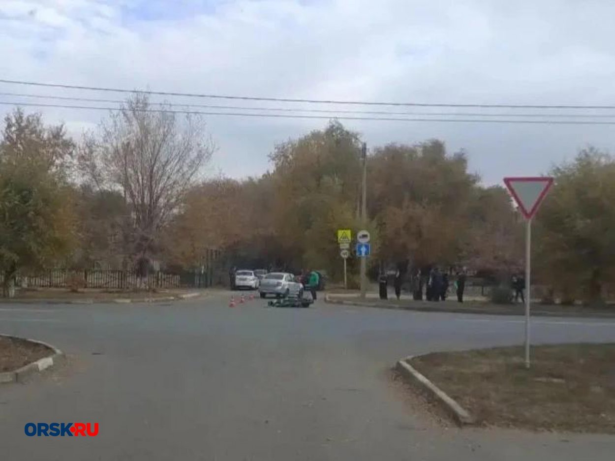 На перекрестке Тагильской и Кутузова в Орске мотоциклист столкнулся с «Ладой» — фото 2