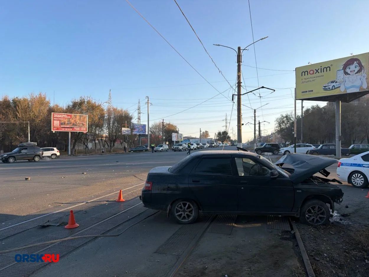 😱Видео: в Орске «Богдан» на скорости влетел в опору ЛЭП — фото 2