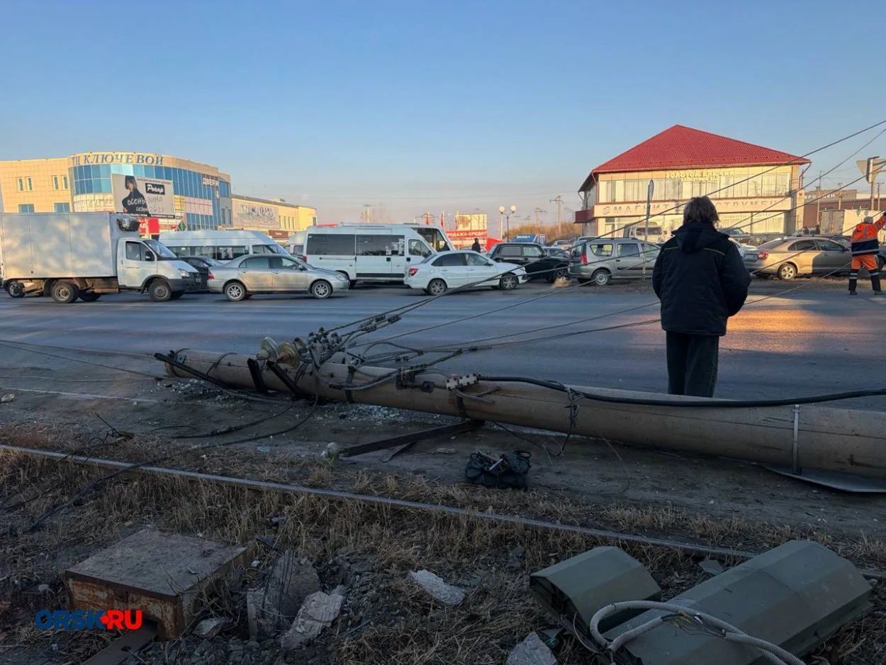 😱Видео: в Орске «Богдан» на скорости влетел в опору ЛЭП — фото 1