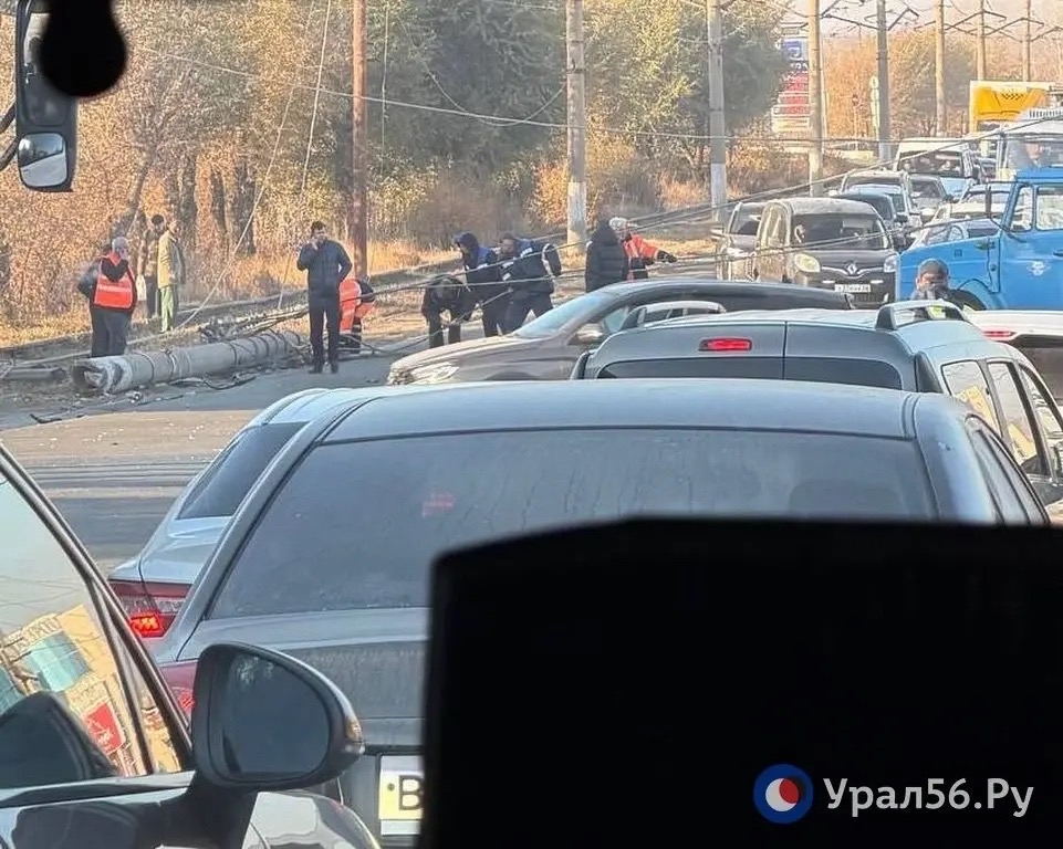 Пробка в районе ОЗТП, на земле лежит столб: В Орске на «Ключе» произошло ДТП — фото 1