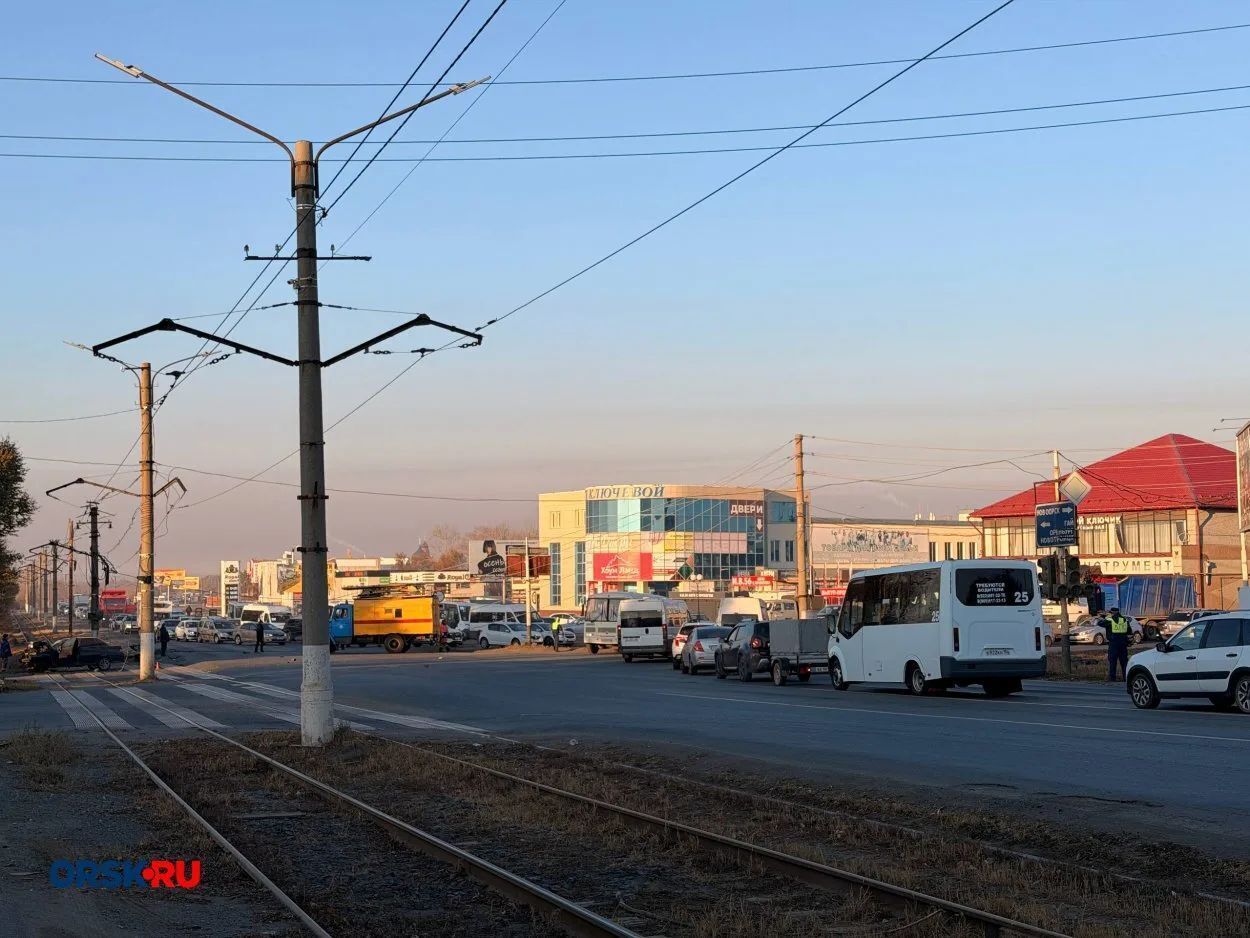 ❌ Последствия серьёзного ДТП в районе Ключа: в Орске приостановили движение трамваев и отключили светофор — фото 1