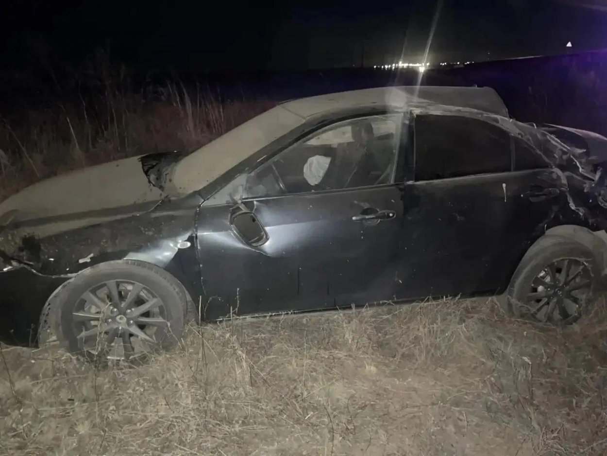 На трассе Орск — Шильда произошло ДТП с пострадавшим: Mazda 6 перевернулась и слетела в кювет — фото 3