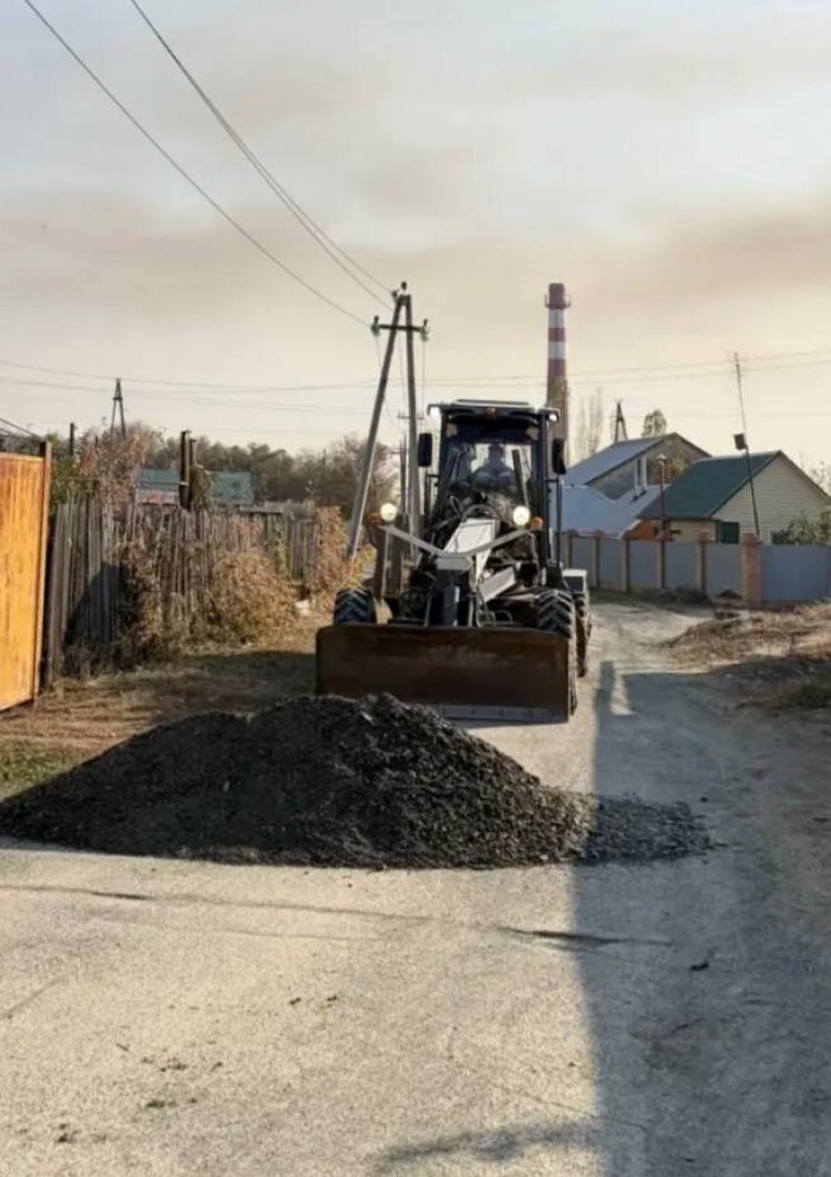 В Орске взялись за грунтовые дороги частного сектора: грейдер прошёл по десяткам улиц — фото 1