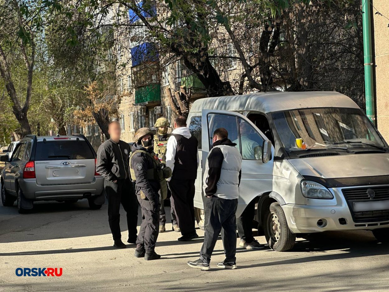 В Орске на улице Станиславского, в районе рынка «Авангард», заметили людей в форме и специальной экипировке